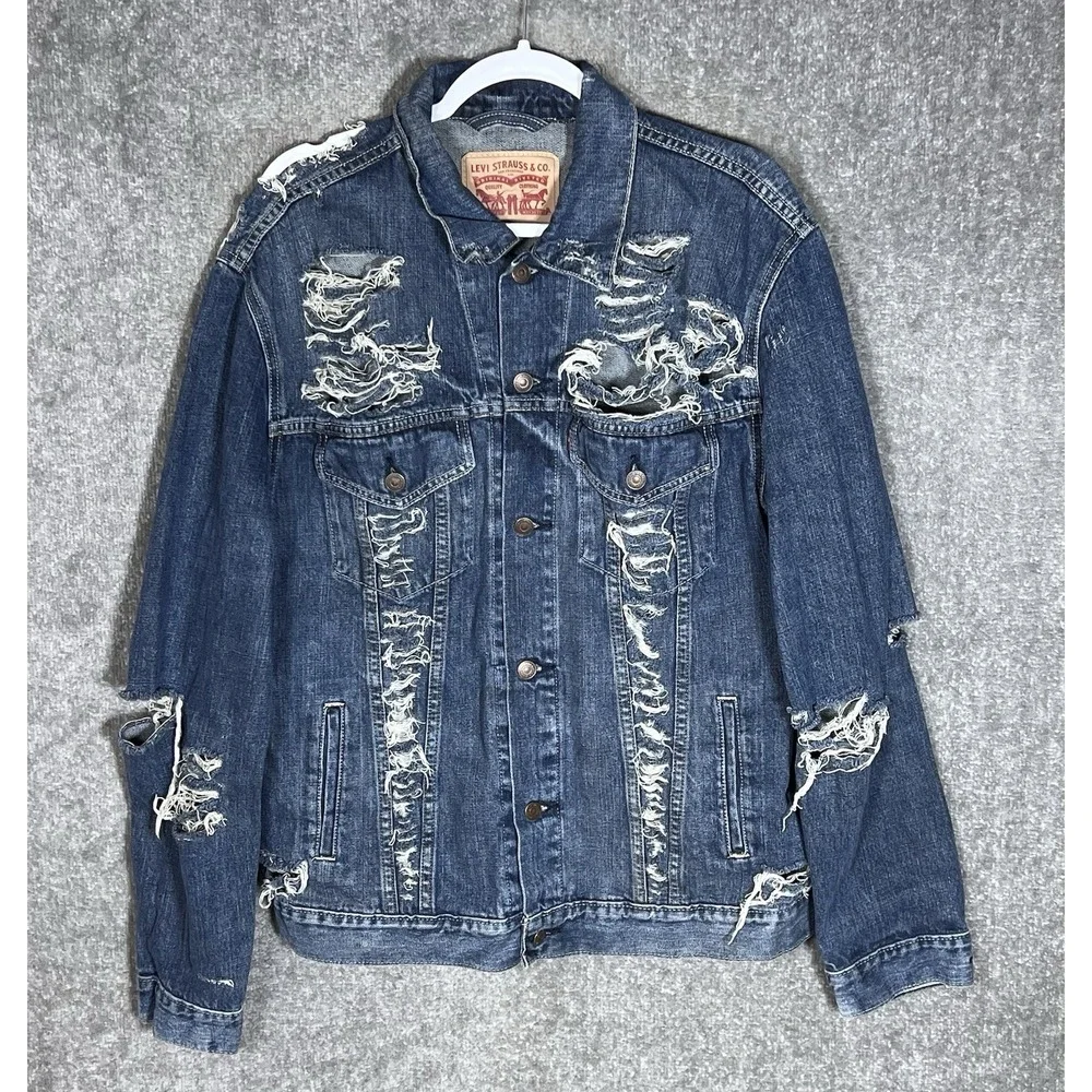 Levis Destroyed Distressed Thrashed Denim Trucker Jacket Mens Sz XL Blue Pockets